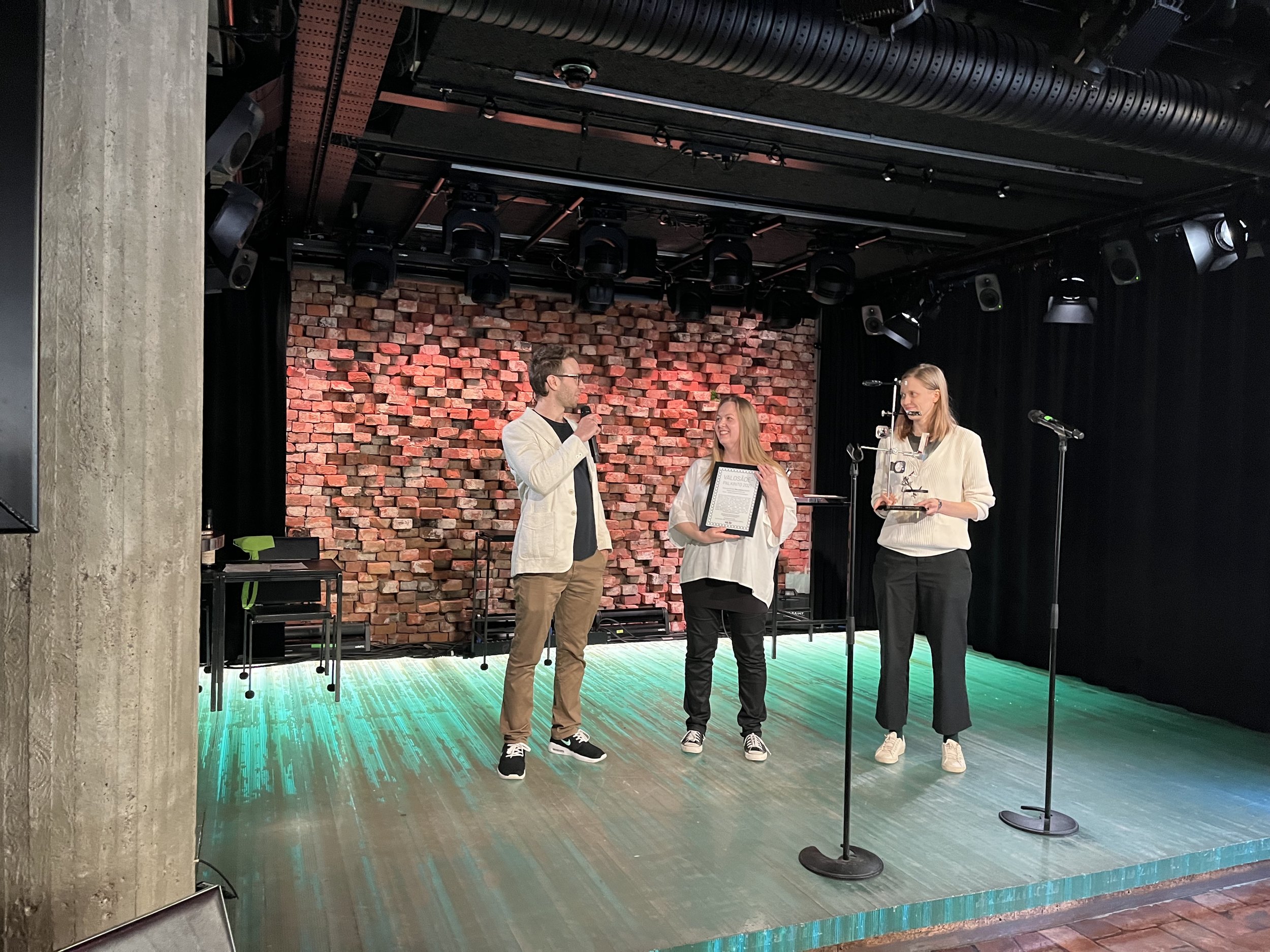 I received Valosäde-award for the lighting design of Cie Nuua's Vaarna performance. The award is granted annually for an accomplished lighting design.