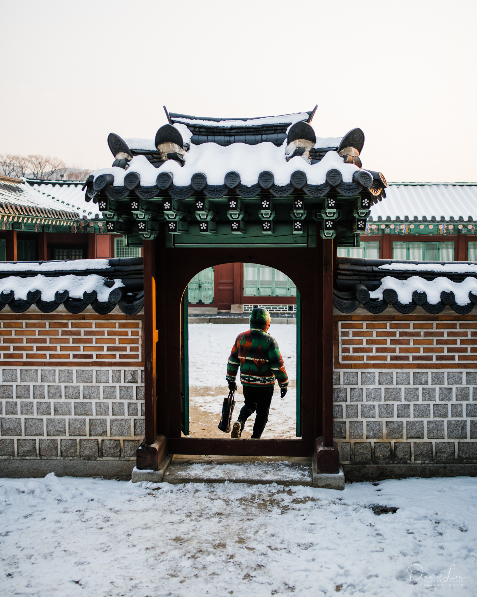  A visitor dressed in the right colors for Gyeongbukgung. Seoul, Republbic of Korea. Photo by Daniel Lee. 
