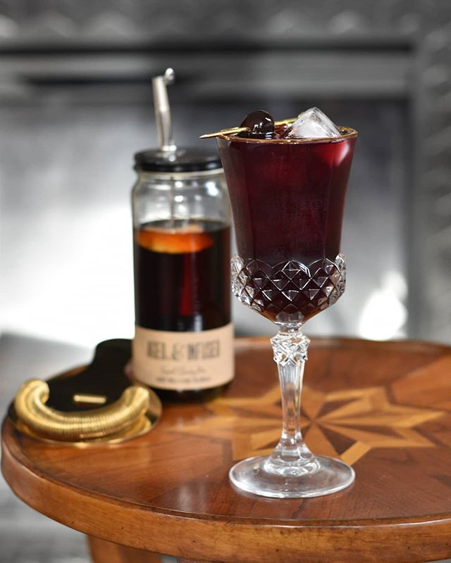Who said sangria was just for summer? This warming, festive take on sangria is easy to batch and perfect for holiday entertaining. It features the Sweet Cherry Pie infusion blend by @agedandinfused (sweet cherries, lemon, vanilla bean) which gives it