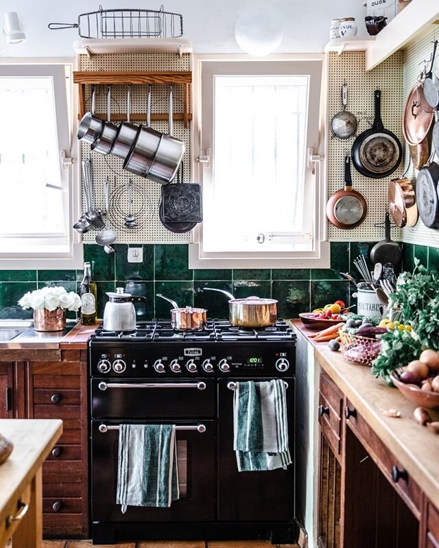 This pegboard kitchen of our is full of memories-- ours, La Peetch's, and this home's previous owners. We love the copper pots, with their evidence of use and the chalkboard that's been written on and erased over and over again.⠀⠀⠀⠀⠀⠀⠀⠀⠀
🍳⠀⠀⠀⠀⠀⠀⠀⠀⠀
