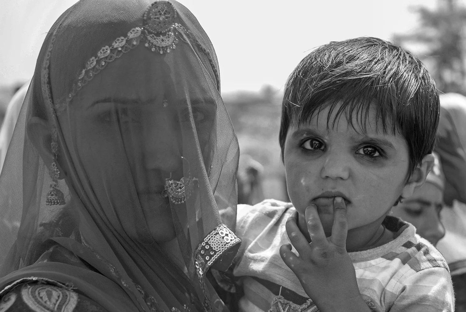 Veiled mother and child nomade civilisée.jpg