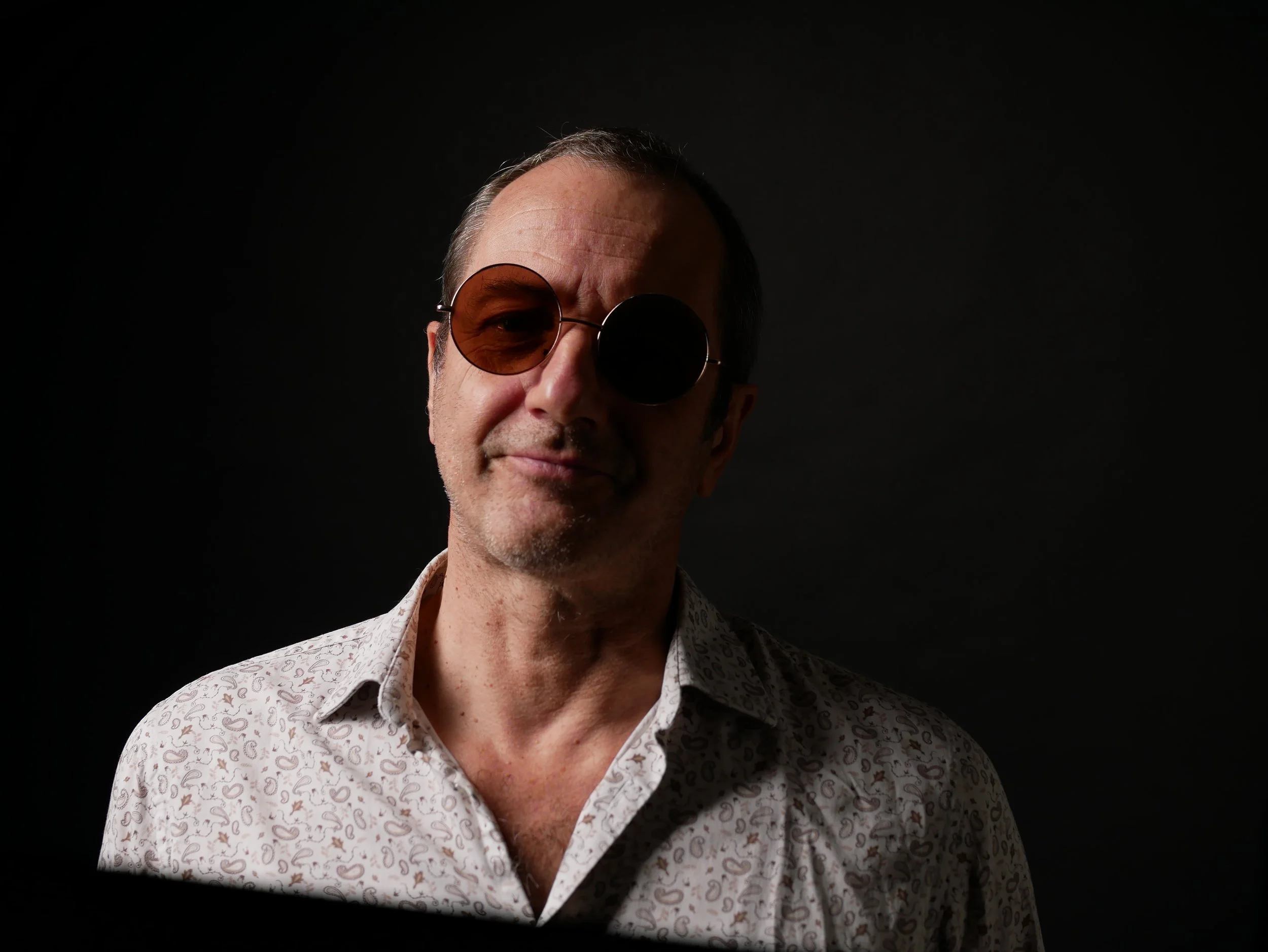 Xavier Derouin Composer-Guitarist