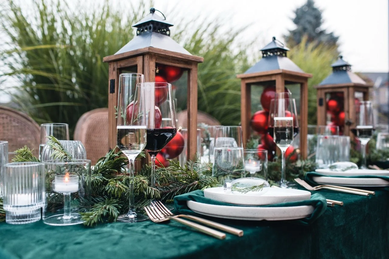 Who said your holiday party tablescape had to be indoors? ❄️✨
⠀⠀⠀⠀⠀⠀⠀⠀⠀
Give us twinkle lights, cozy throws, a winter breeze, and a signature cocktail&mdash;and we&rsquo;ll give you an outdoor celebration that&rsquo;s pure magic. Whether you&rsquo;re