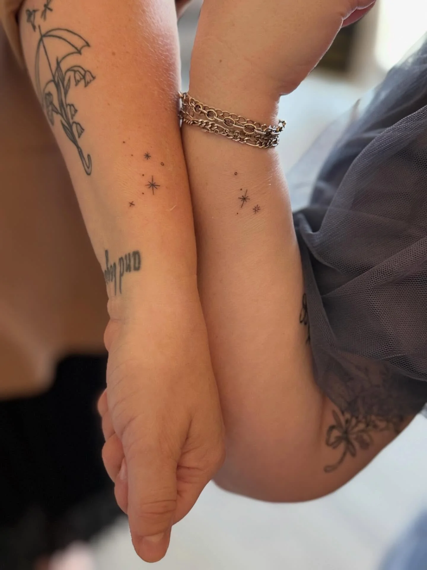 So we did a thing! ⭐️ ⭐️ ⭐️ 

We have been talking about getting matching tattoos for a long time so we finally did it at @thewoodinvillevenuecollective @sparkmancellars with @evoluxe.ink. 

We decided to do our star signs. 

Can you guess what are s