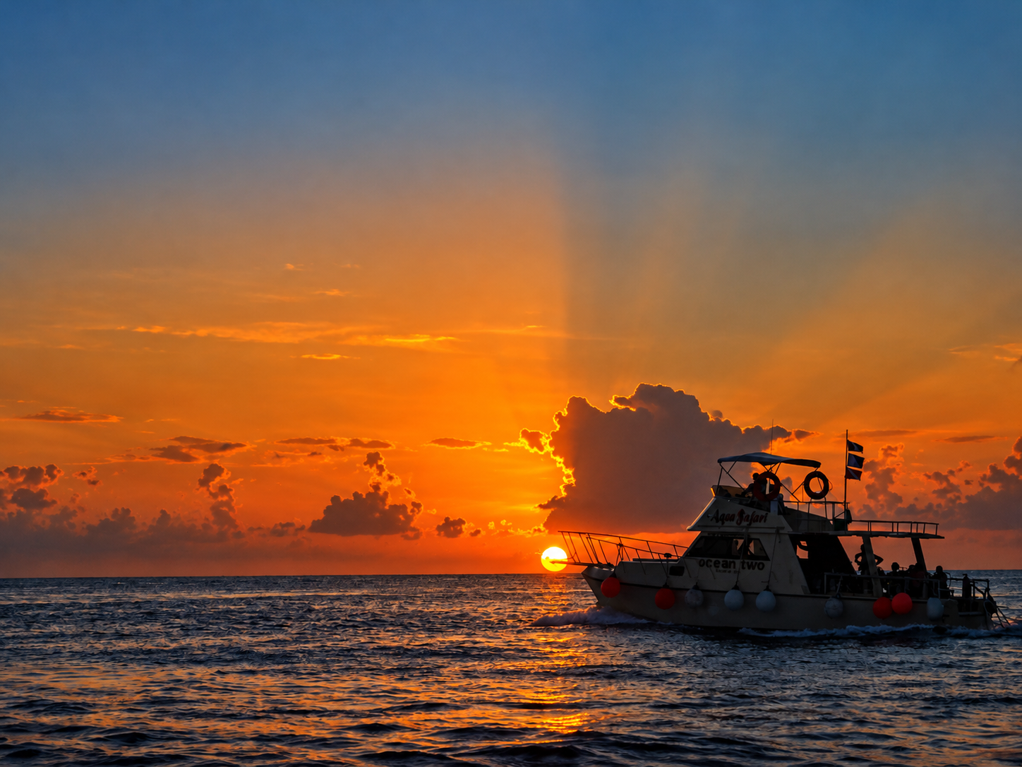 Atardecer dorado con barco de buceo.png