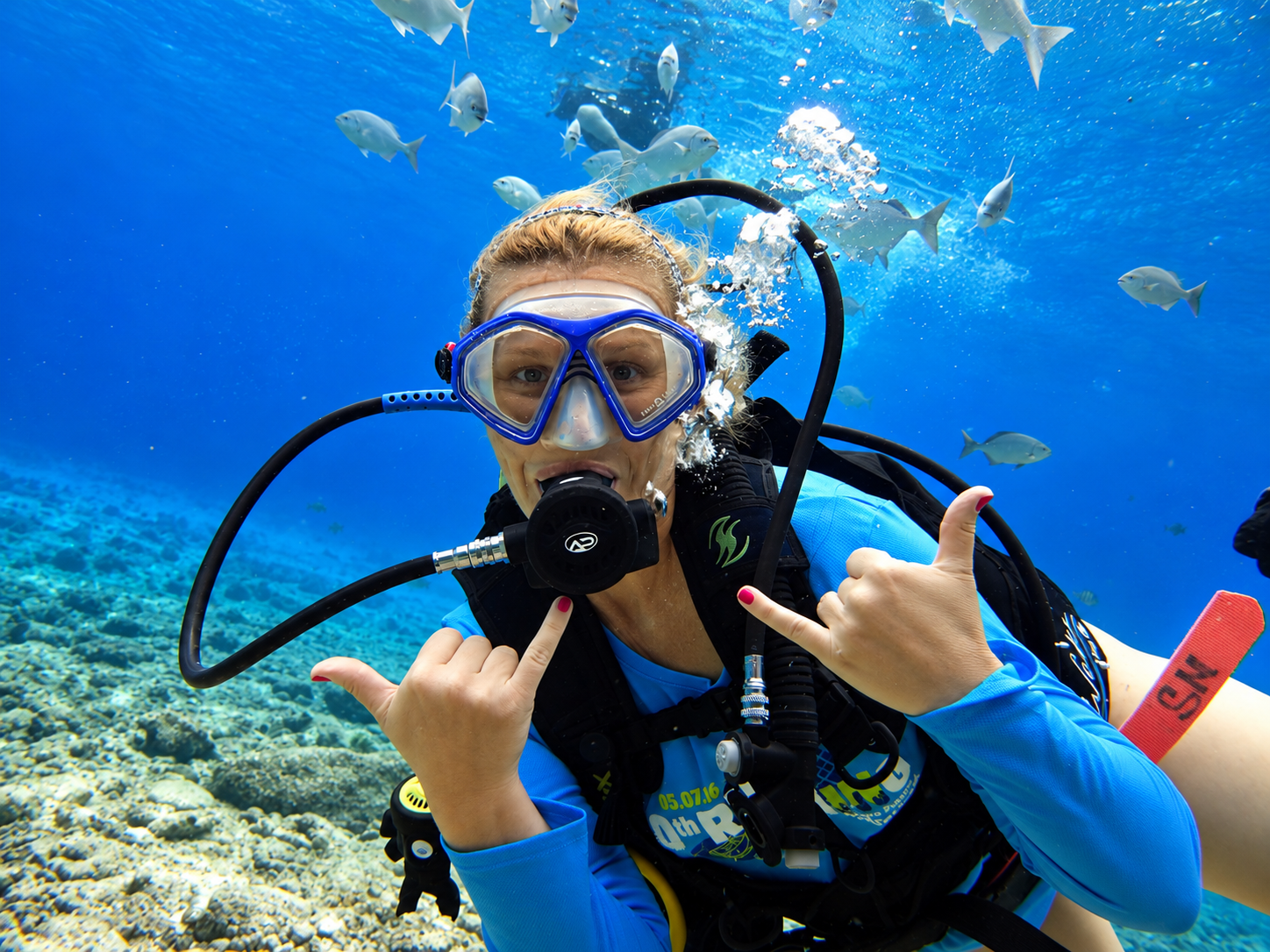 Retrato de buceadora entre peces y arrecife.png