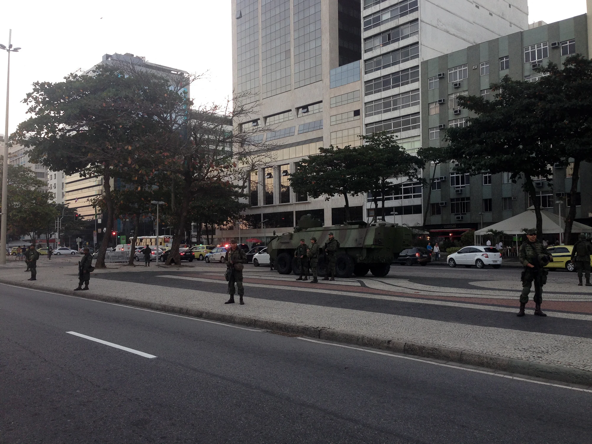 Militares vigilan la playa de Copacabana en Río horas antes de la ceremonia de inauguración. 20 mil miembros de la milicia y 65 mil policías están desplegados en la ciudad por los juegos olímpicos . | Foto: Marcelo A.