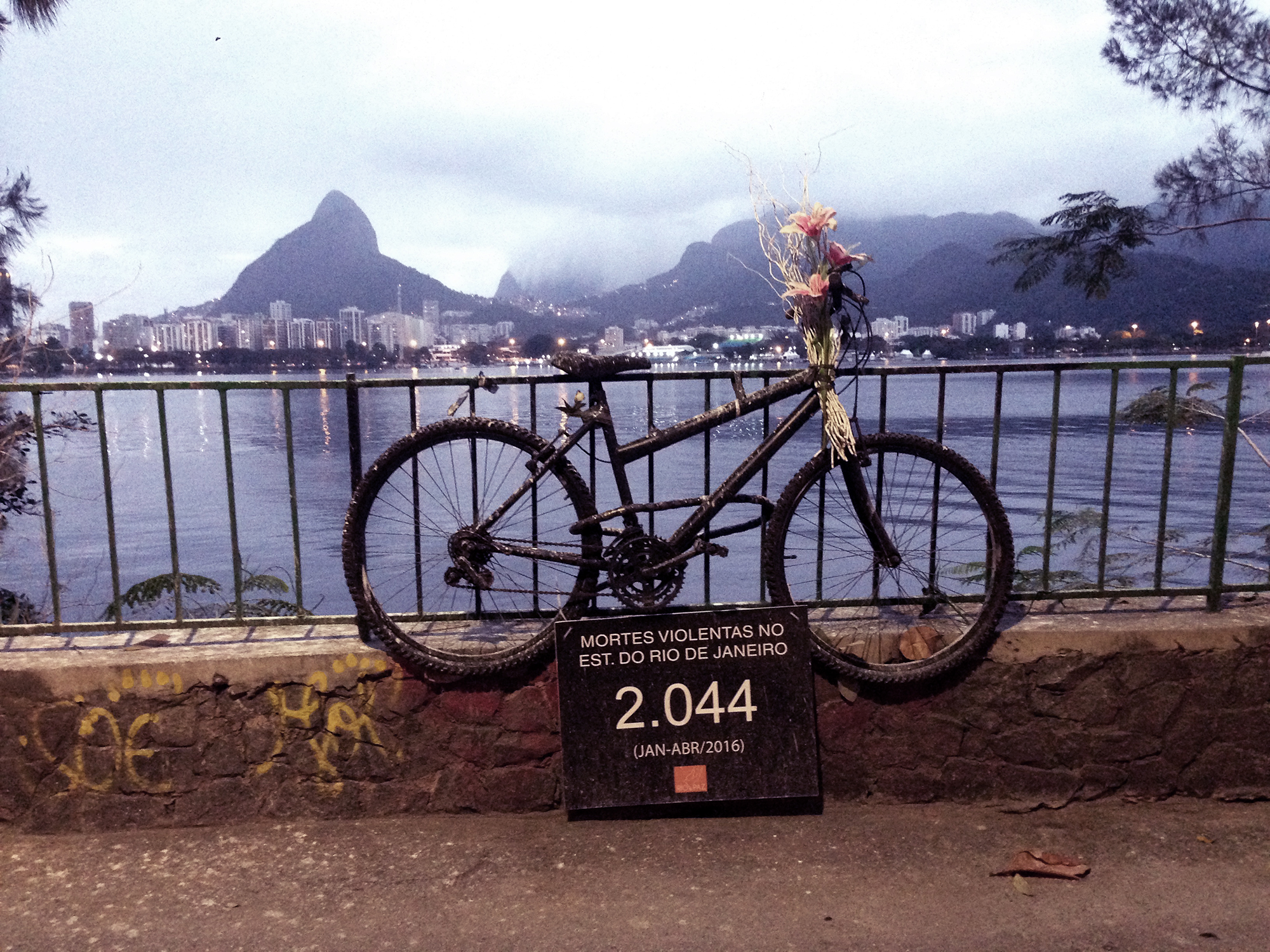 Traducción: 2.044 muertes violentas en el estado de Río de Janeiro entre enero y abril de 2016 . | Foto: Marcelo A.