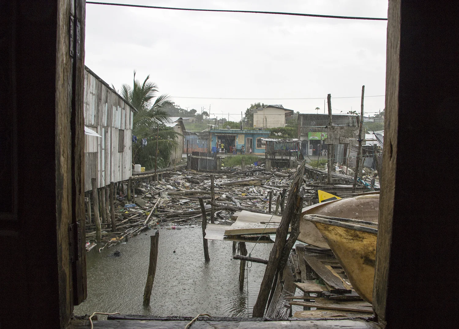 La entrada de la casa de José Silvino Pata en el pueblo de Chamanga sigue inundada de escombros producidos tras la caída de la casa de su vecino. Muchos restos no han sido removidos de los solares y terrenos del pueblo pesquero ubicado en la frontera entre Manabí y Esmeraldas.