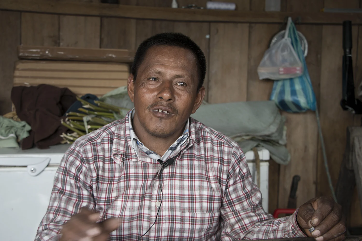 José tiene nueve hijos y se dedica a la pesca para sustentar a su familia. “La actividad estuvo muy afectada por algunas semanas tras el terremoto con la excepción del camarón, sobre todo porque el sismo rompió algunas piscinas camaroneras de la zona y mucha gente salió a agarrar”. José cuenta que en la zona hay más de 1.000 piscinas camaroneras.
