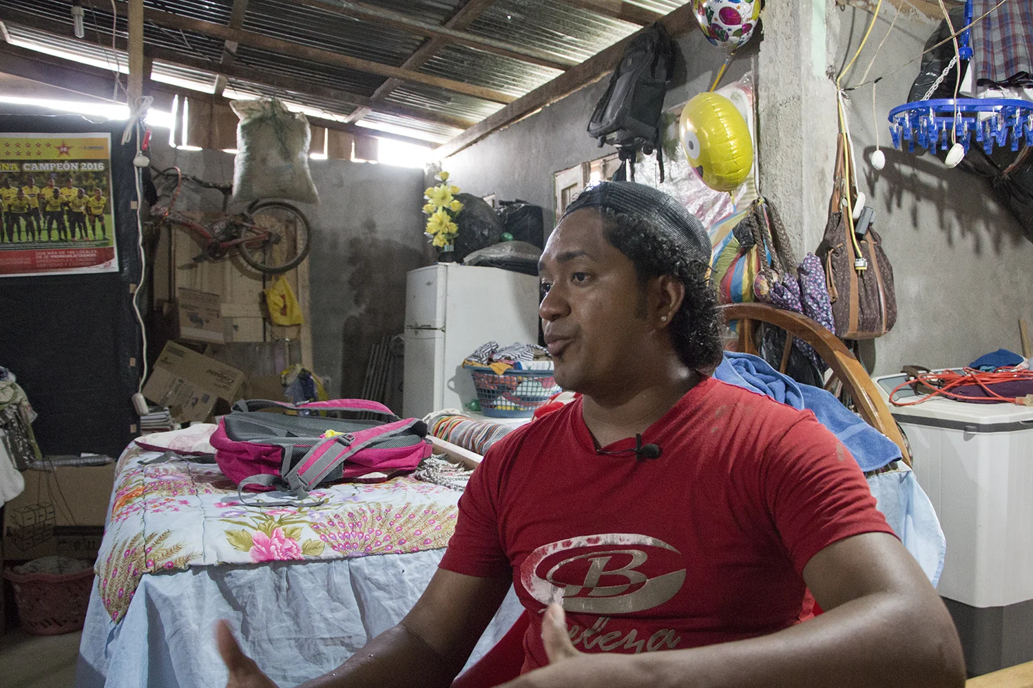 Jonathan Gudiño tiene 25 años y es un líder comunitario que trabaja especialmente con jóvenes y en proyectos de UNICEF para la protección de menores, un grupo especialmente afectado tras el terremoto. “Aquí es necesario trabajo, espacios deportivos y acompañamiento terapéutico para los jóvenes, pues su involucramiento con drogas ha aumentado en este año tras el sismo”.