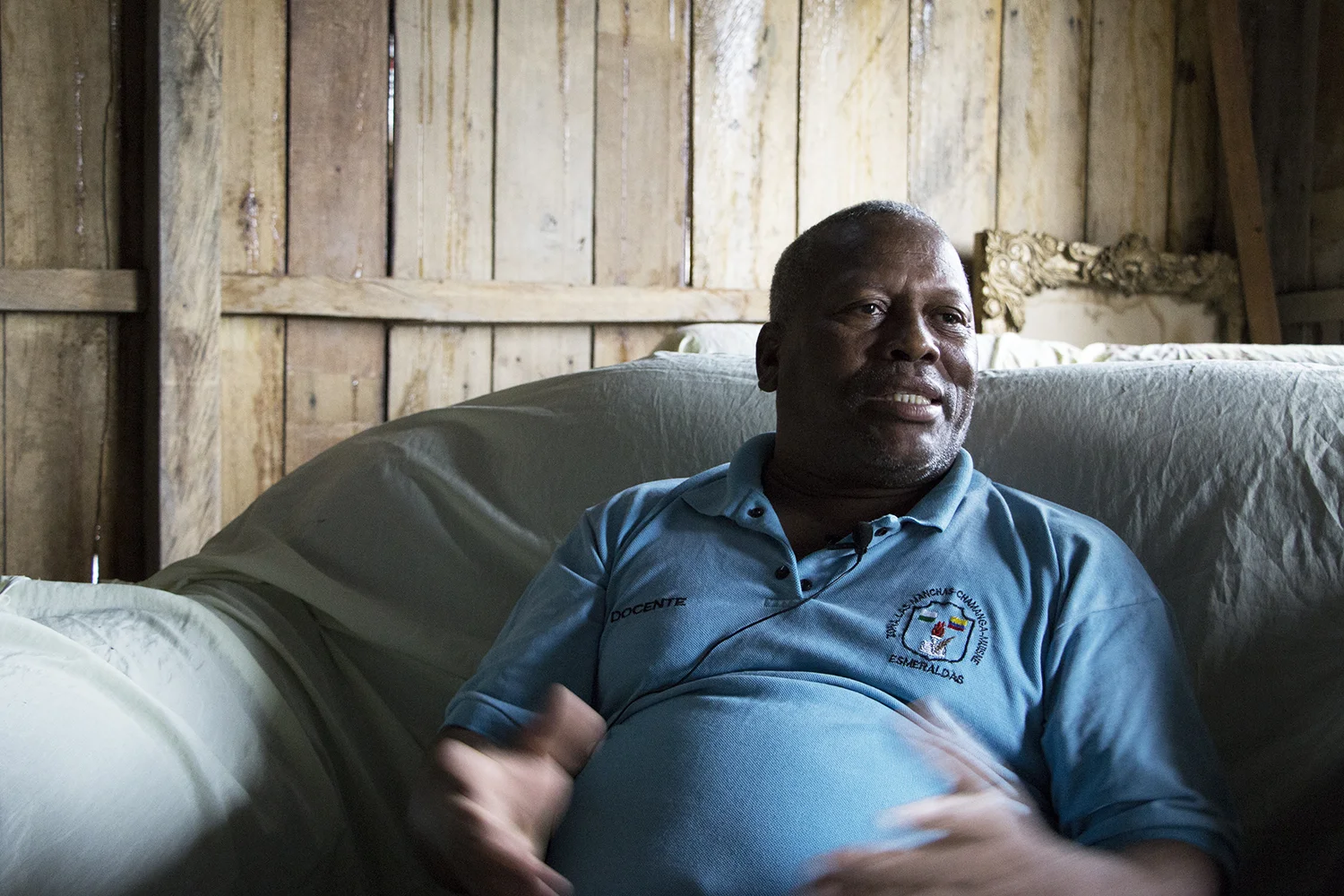 Wilber Mina es el rector de la Unidad Educativa Chamanga y como a la mayoría de los chamangueños, su casa se cayó. "Hay reconocer lo que hemos vivido (...) muchas experiencias que nos hicieron fuertes". Wilber reclama también de la falta de ayuda de parte de las autoridades para quienes no se mudaron a albergues oficiales . "Se nos privó de todo por no estar adentro y optar por permanecer en nuestros hogares".