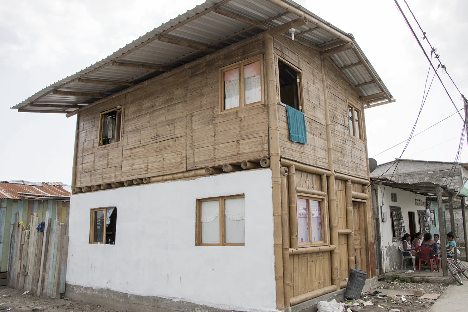 Esta es la única casa construida en el barrio La Florida un año después del terremoto. La edificación de caña fue hecha por los propios habitantes con ayuda de la iglesia. " Aquí en Muisne no se ha hecho absolutamente nada, el gobierno no ha gastado ni un solo centavo en mejorar vivienda o salud", afirma Frank.