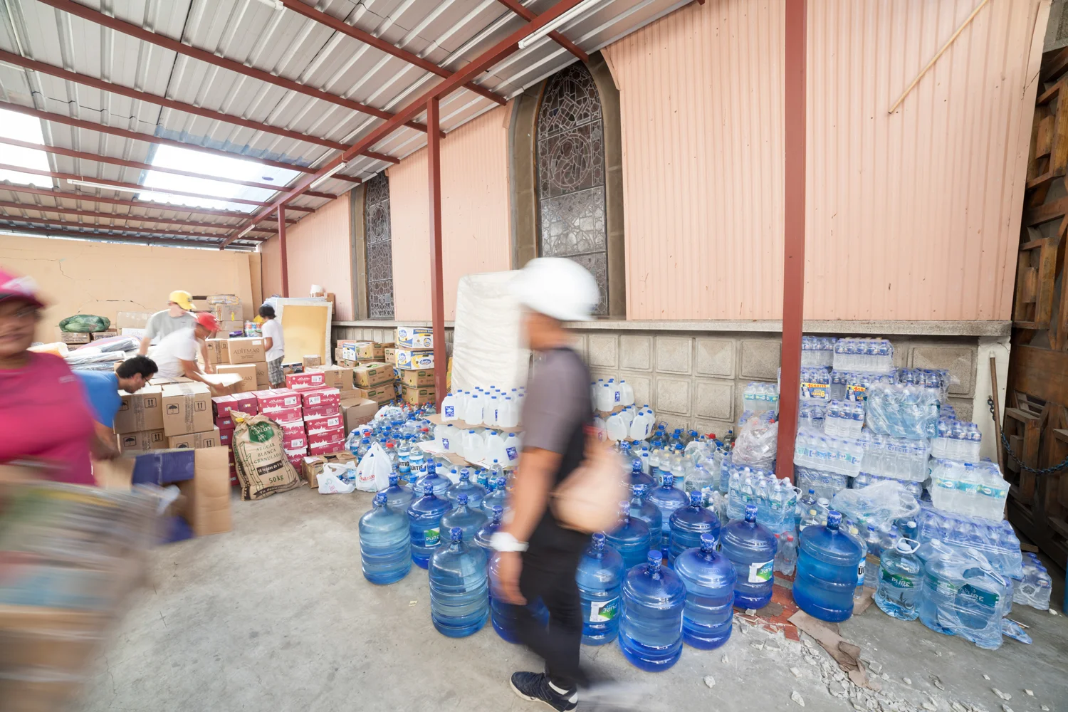 La Iglesia de La Merced en el centro de Bahía se transformó en un centro de acopio para donaciones independientes bajo la supervisión del padre Bruno dos Santos | Foto: S. Rodríguez