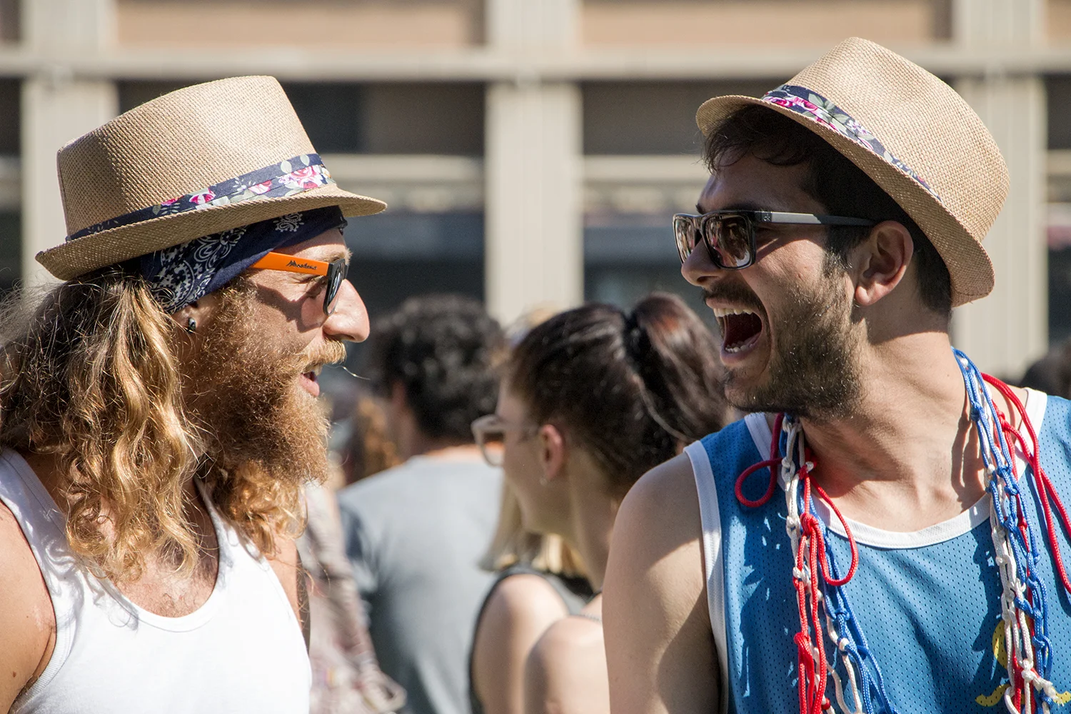 La moda y los accesorios tienen todo que ver con el festival. ¿El look del momento? Barbas pobladas y medias largas ochenteras para los hombres y maquillaje brillante para las mujeres.