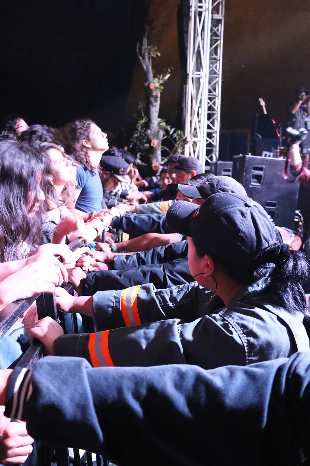 Fue necesario contener a los fans de la Rocola Bacalao. | Foto: Marcelo A.