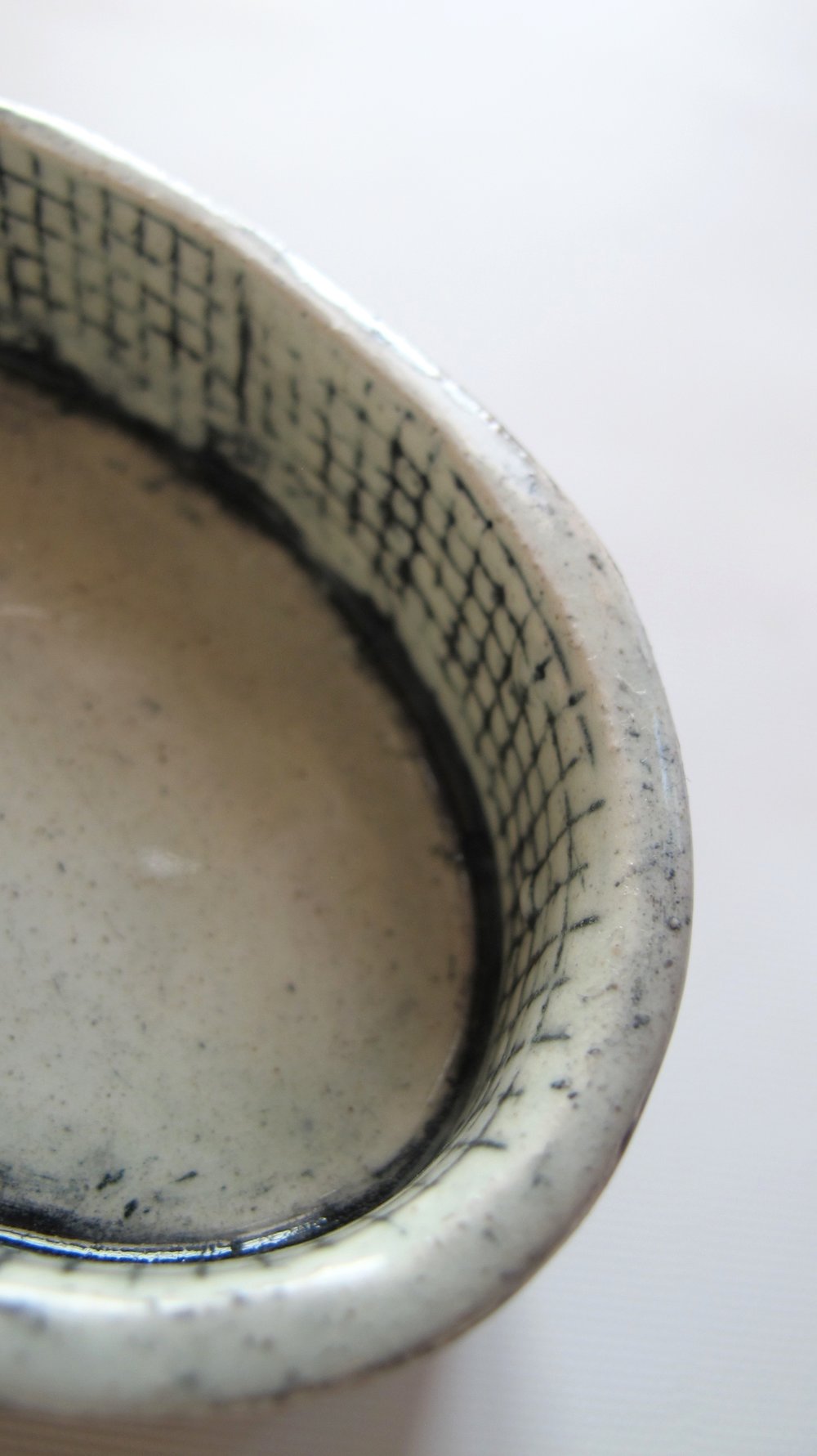ashtray_gridBlackOvalStack_dtl.jpg