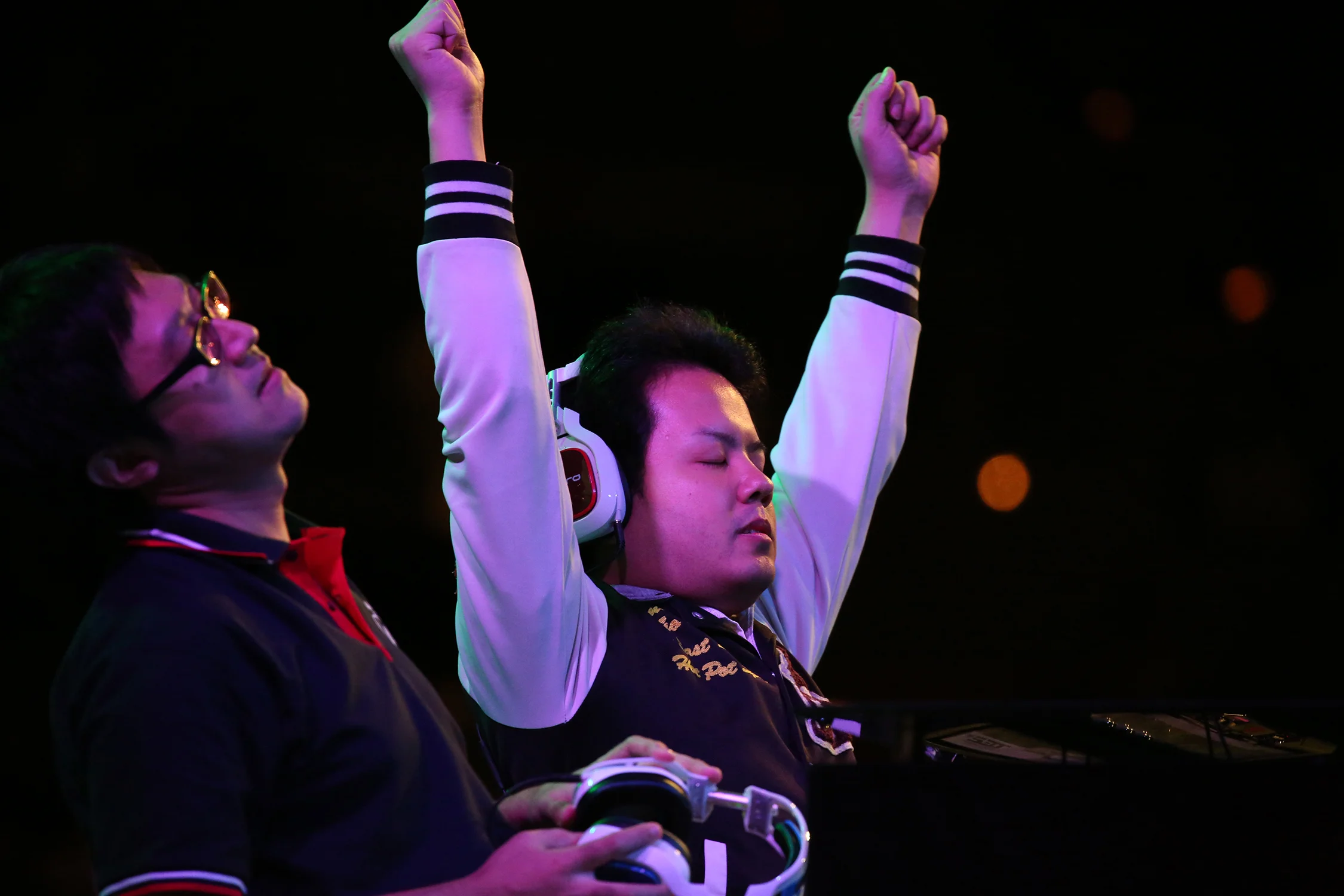 Omito “Omito” Hashimoto throws his hands up after a 3-1 victory over Rion in the Guilty Gear loser’s finals. © Gail Fisher for ESPN