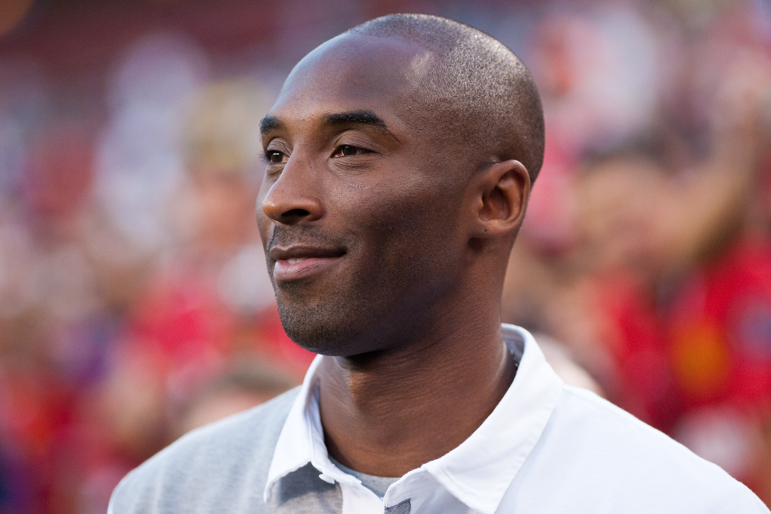  Kobe Bryant watches a soccer match between FC Barcelona and Manchester United at FedEx Field in Landover, Md., July 30, 2011. 