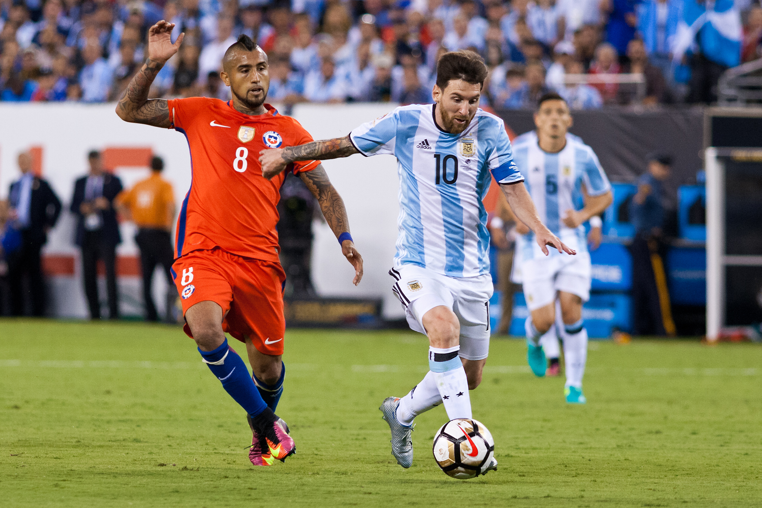  Argentina’s Lionel Messi (10) vies with Chile’s Arturo Vidal during the Copa America Centenario final at MetLife Stadium in East Rutherford, N.J., June 26, 2016. 