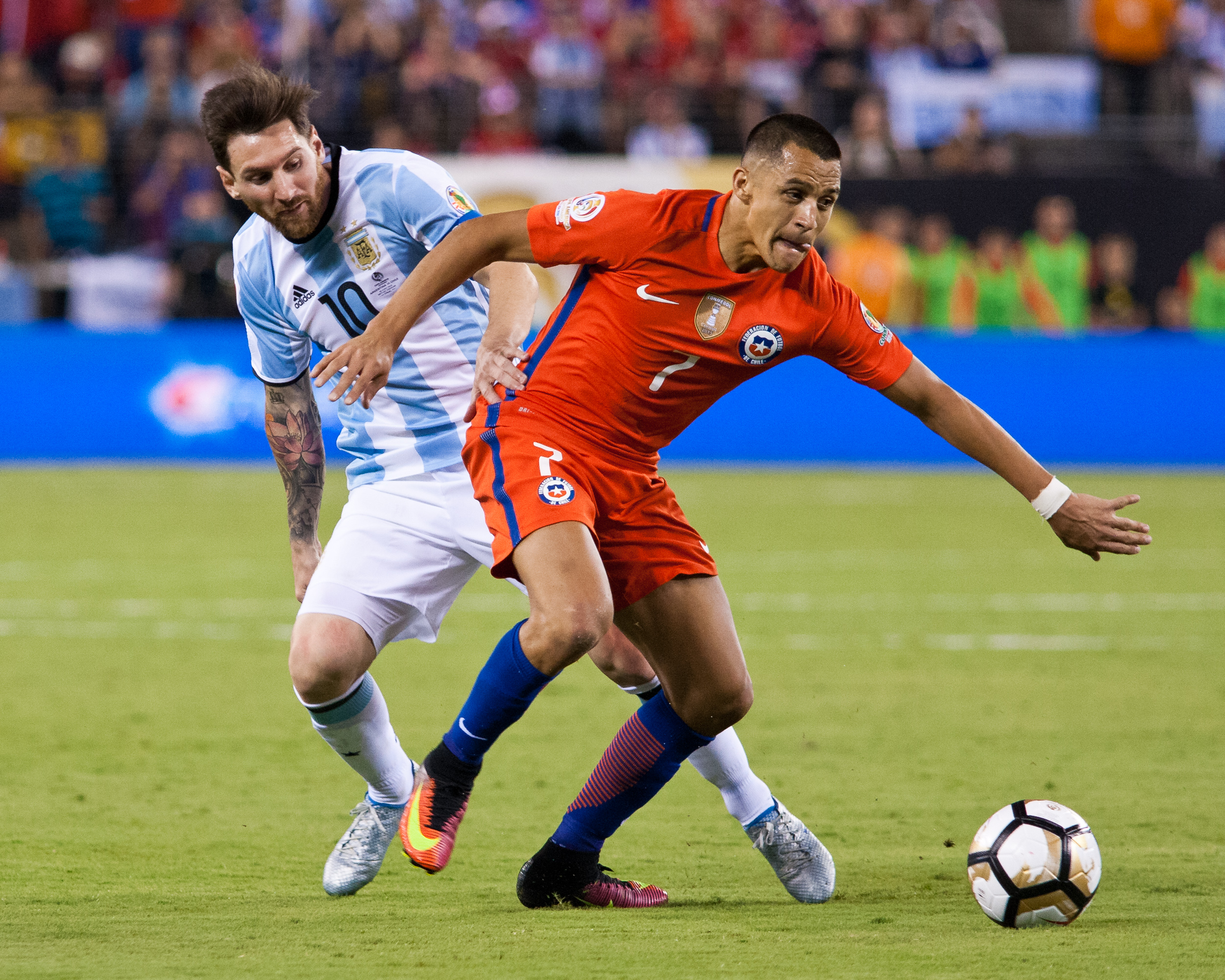 Alexis Sanchez (7) & Lionel Messi