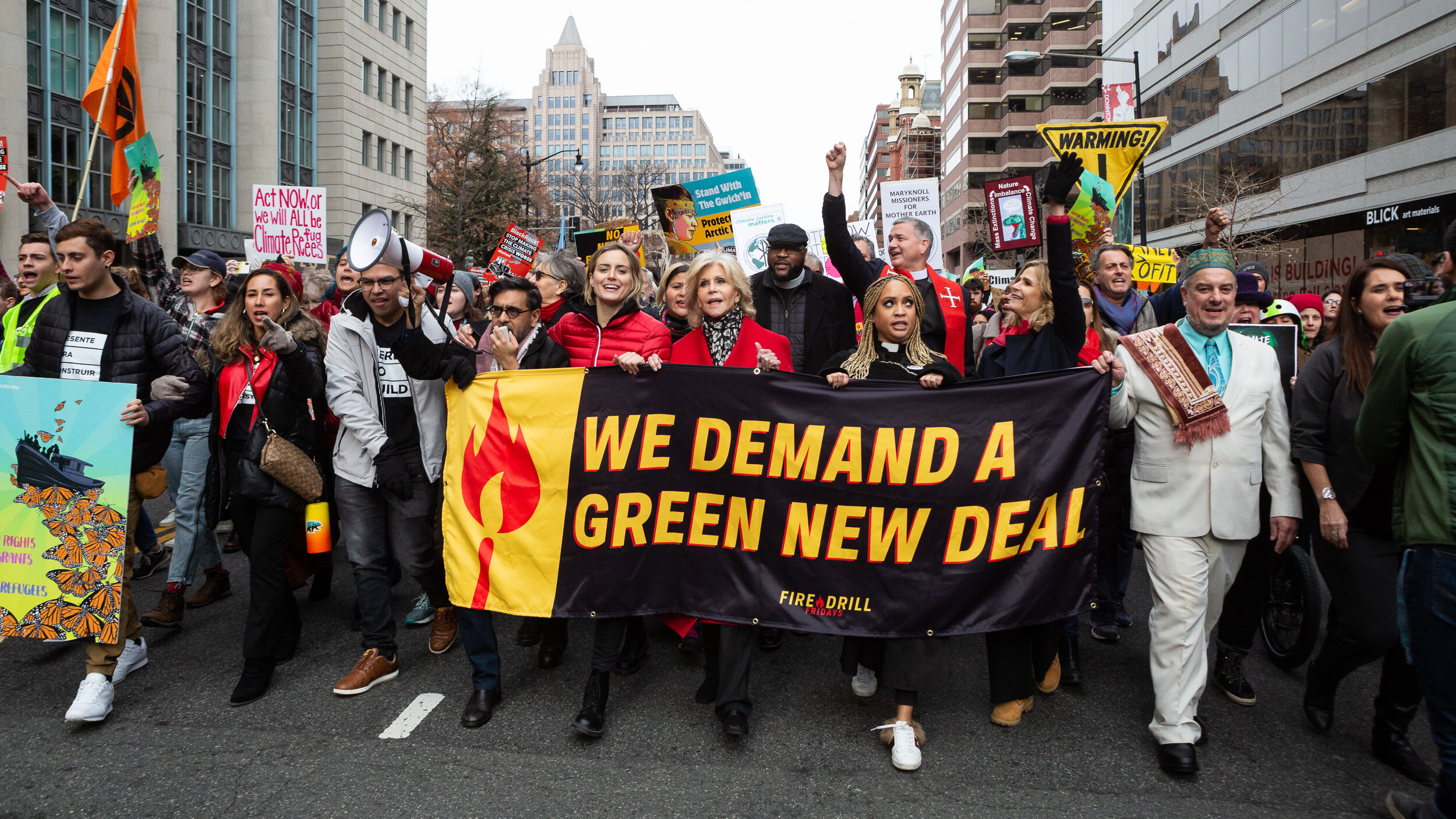 Jane Fonda leads a Fire Drill Fridays climate protest in downtown Washington, D.C., Dec. 6, 2019. 