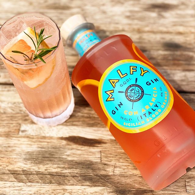 Sicilian Summer ☀️ Perfect for a hot day - @malfygin Blood Orange and other tasty ingredients...