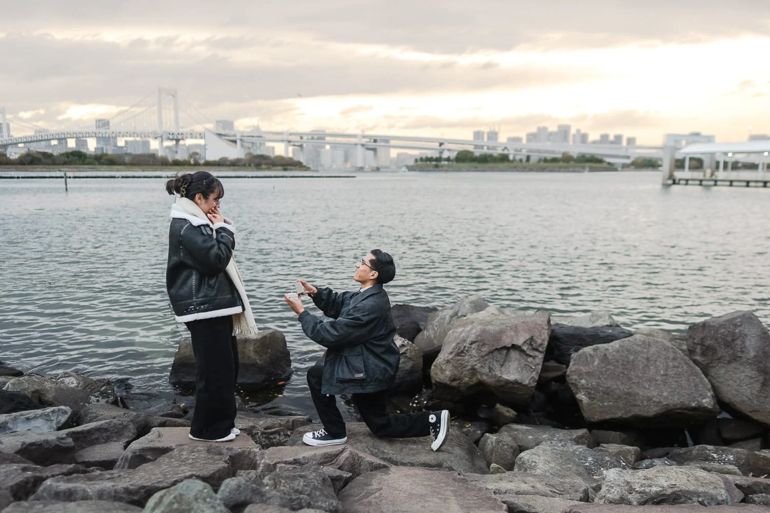 Enrriue surprised Sofia by pulling a ring and getting down on one knee