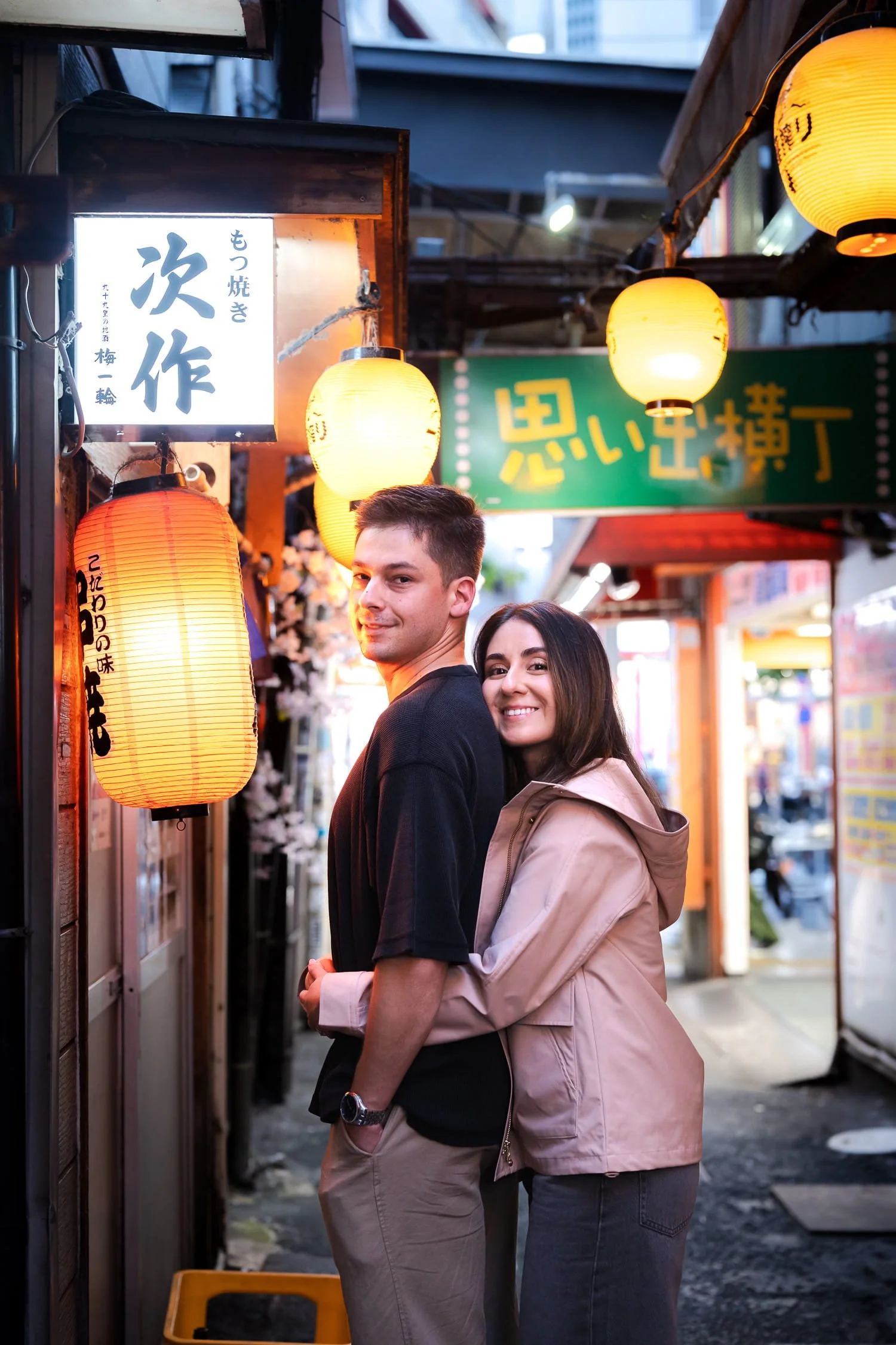 Let's explore Shinjuku Omoide Yokocho together and capture beautiful couple's portraits in the lantern alley