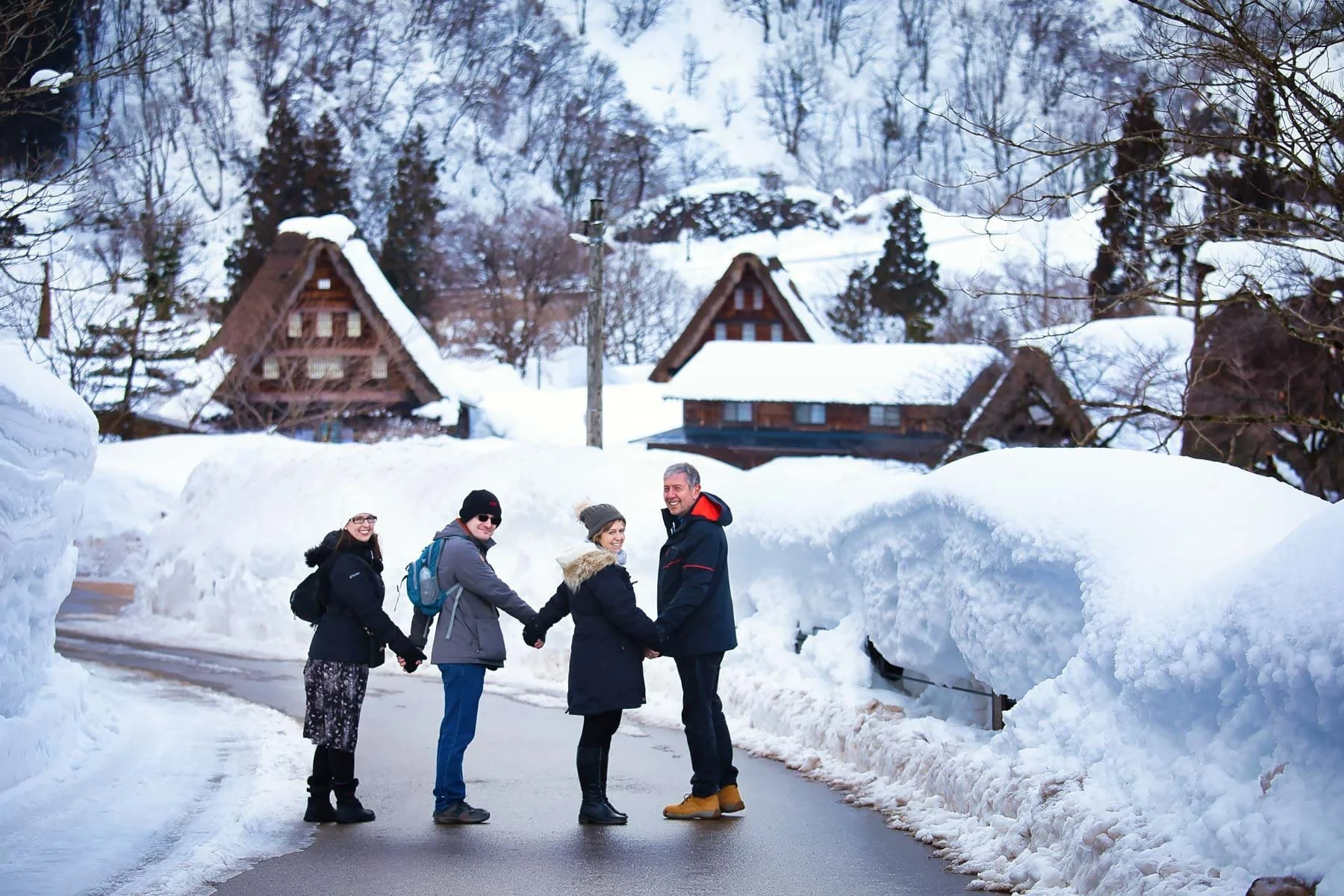 Family photoshoot surrounded by snow in Shirakawa village