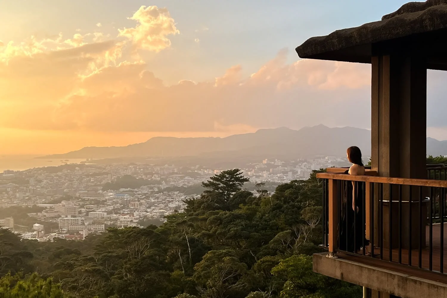 Okinawa_travel_photographer_golden_sunset.jpg