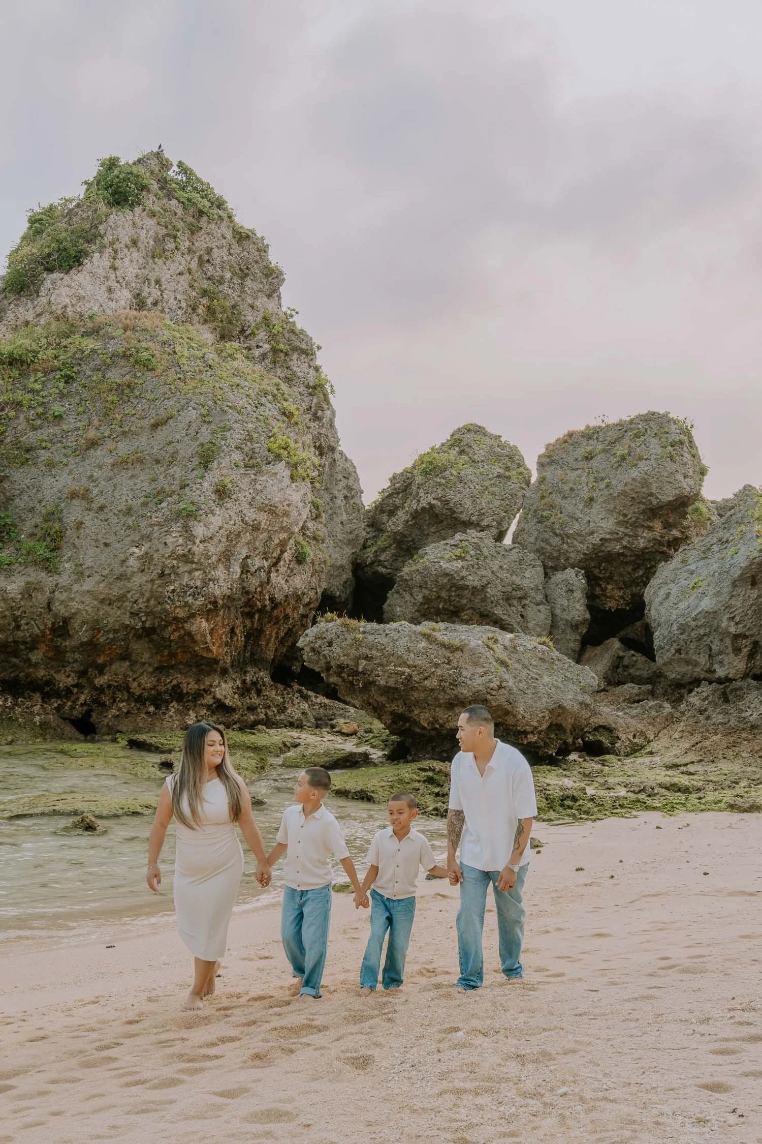 Okinawa_family_photographer_nirai_beach.jpg