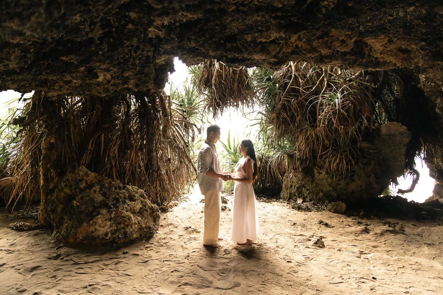 Okinawa_cave_surprise_proposal_photographer.jpg
