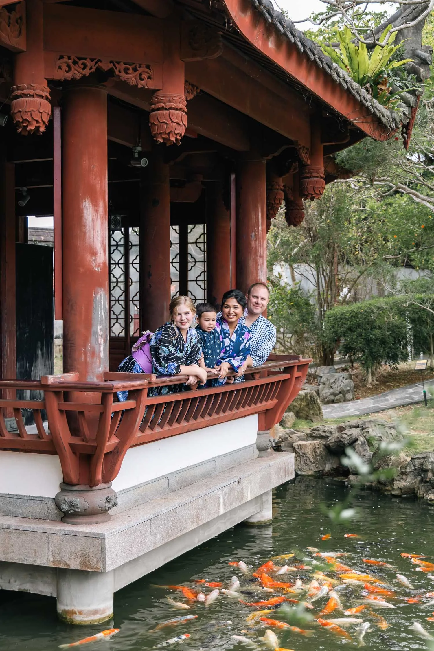 Okinawa_family_photographer_fukushuen_garden.jpg