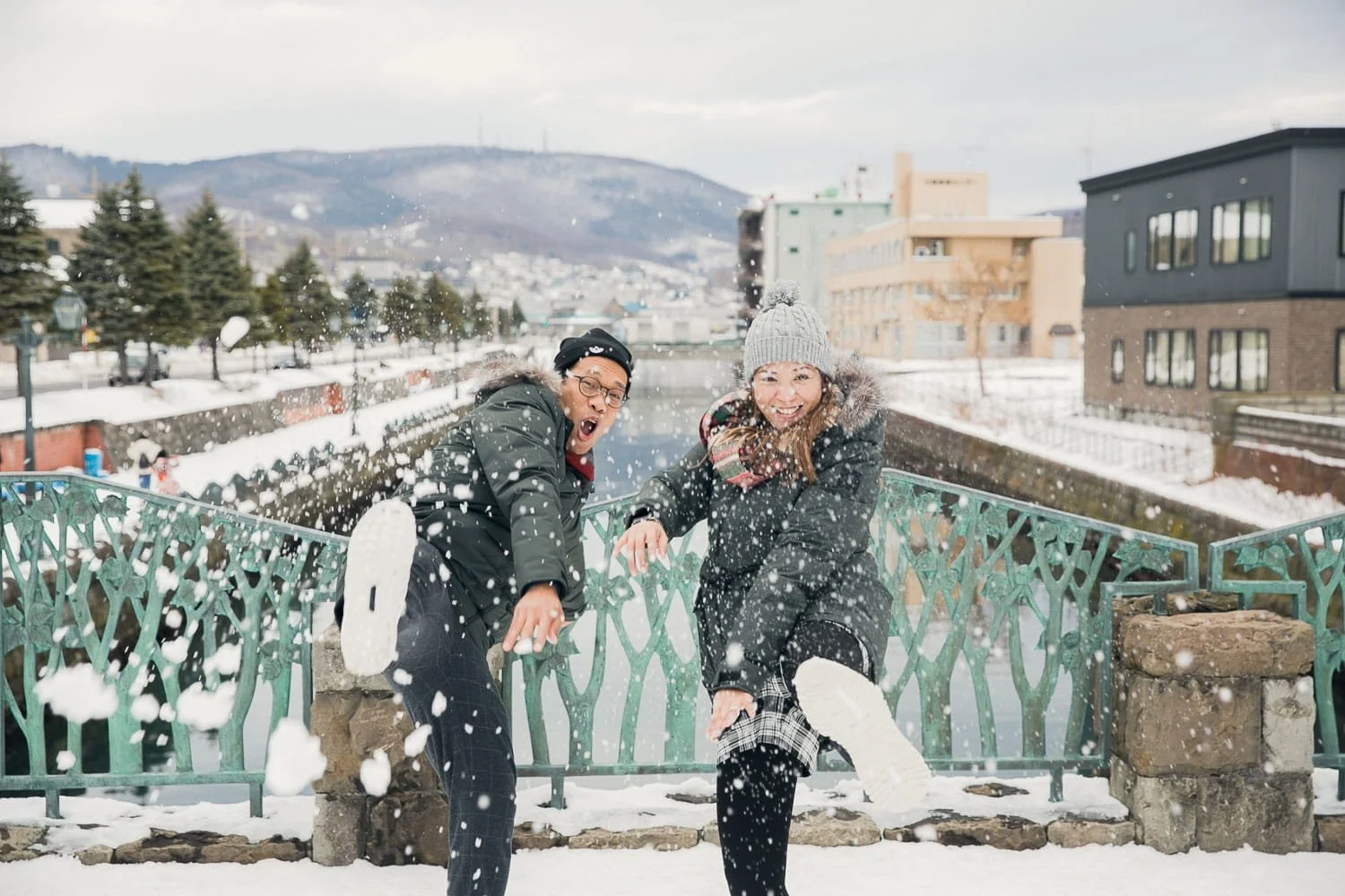 Otaru_winter_photoshoot_couple_throwing_snow.jpg