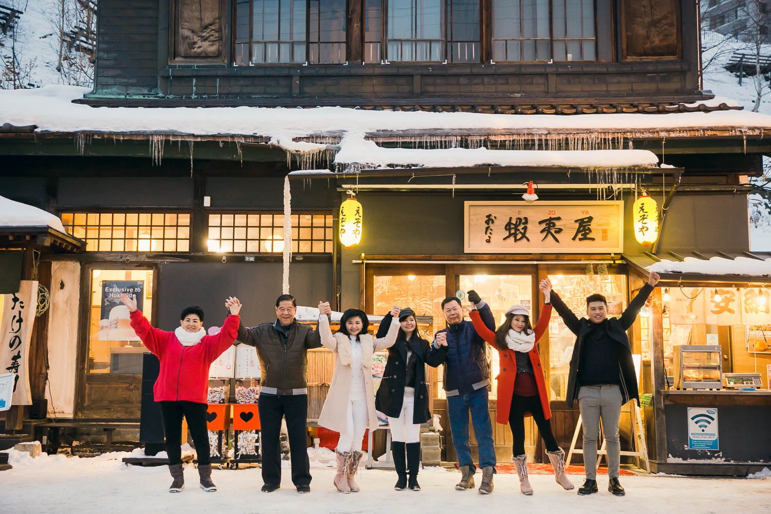 Otaru_winter_family_photoshoot_night_izakaya.jpg