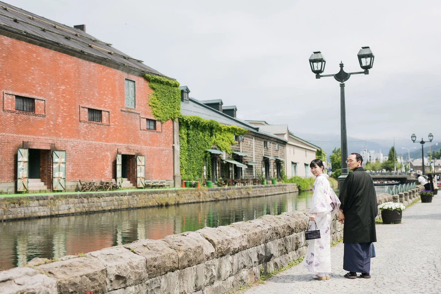 Otaru_kimono_photographer_couple_along_Otaru_Canal.jpg