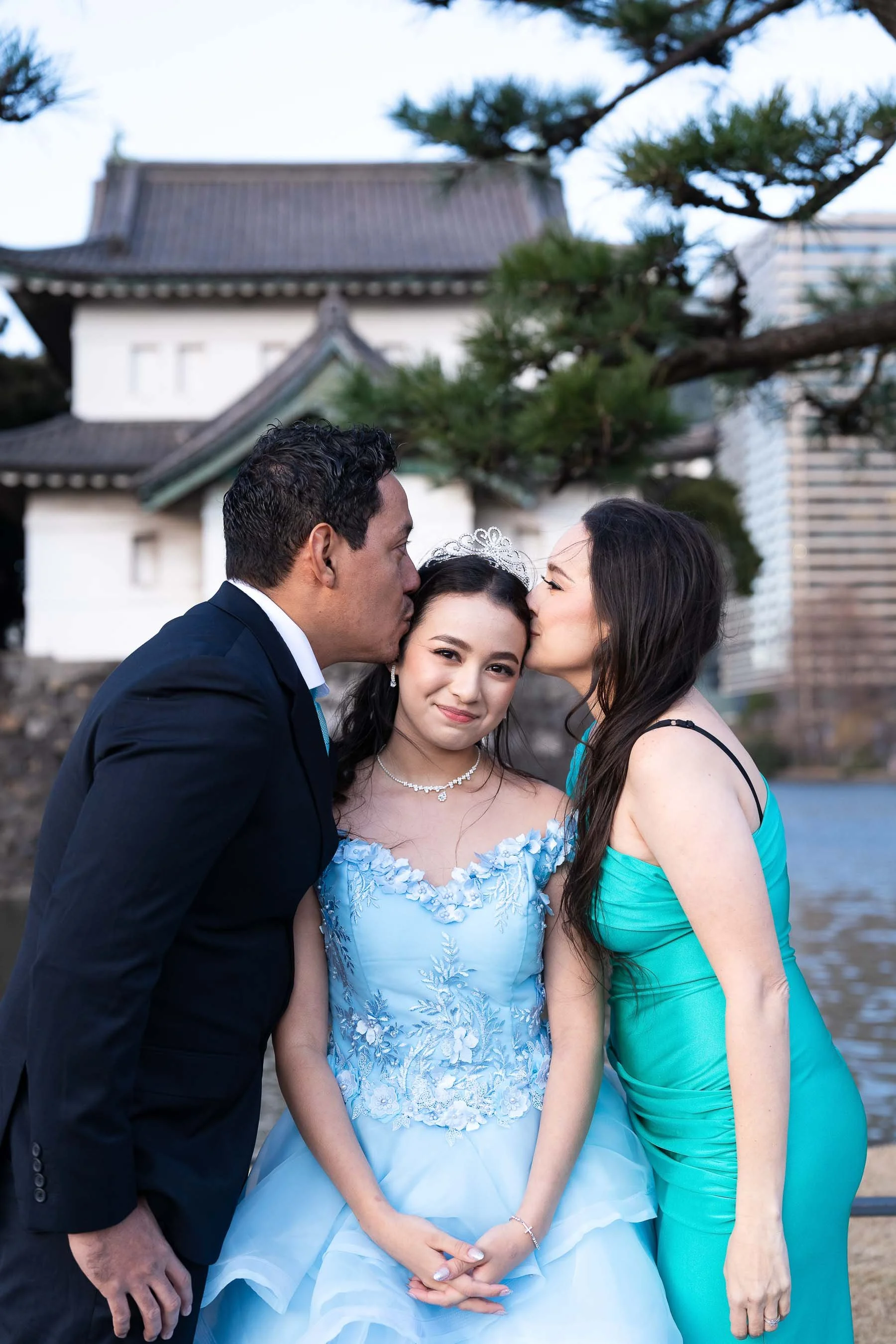 Tokyo_quinceanera_photographer_family_portrait_imperial_palace.jpg