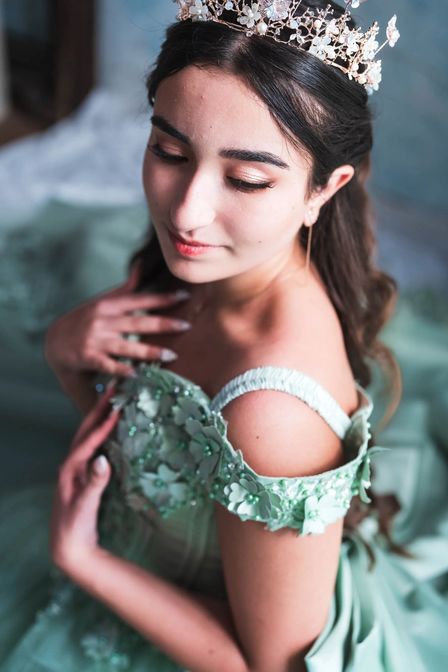 Tokyo_quinceanera_photographer_green_gown_closeup_tiara.jpg