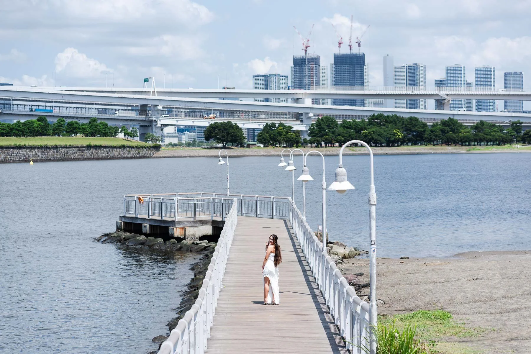 Tokyo_quinceanera_photographer_odaiba_pier_white_dress.jpg