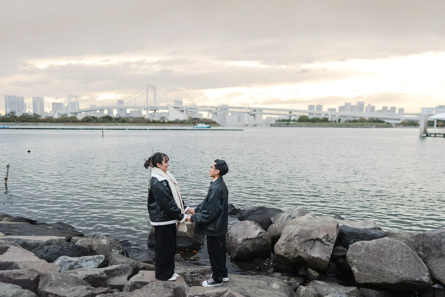 Tokyo surprise proposal photoshoot by the water at Odaiba Seaside Park