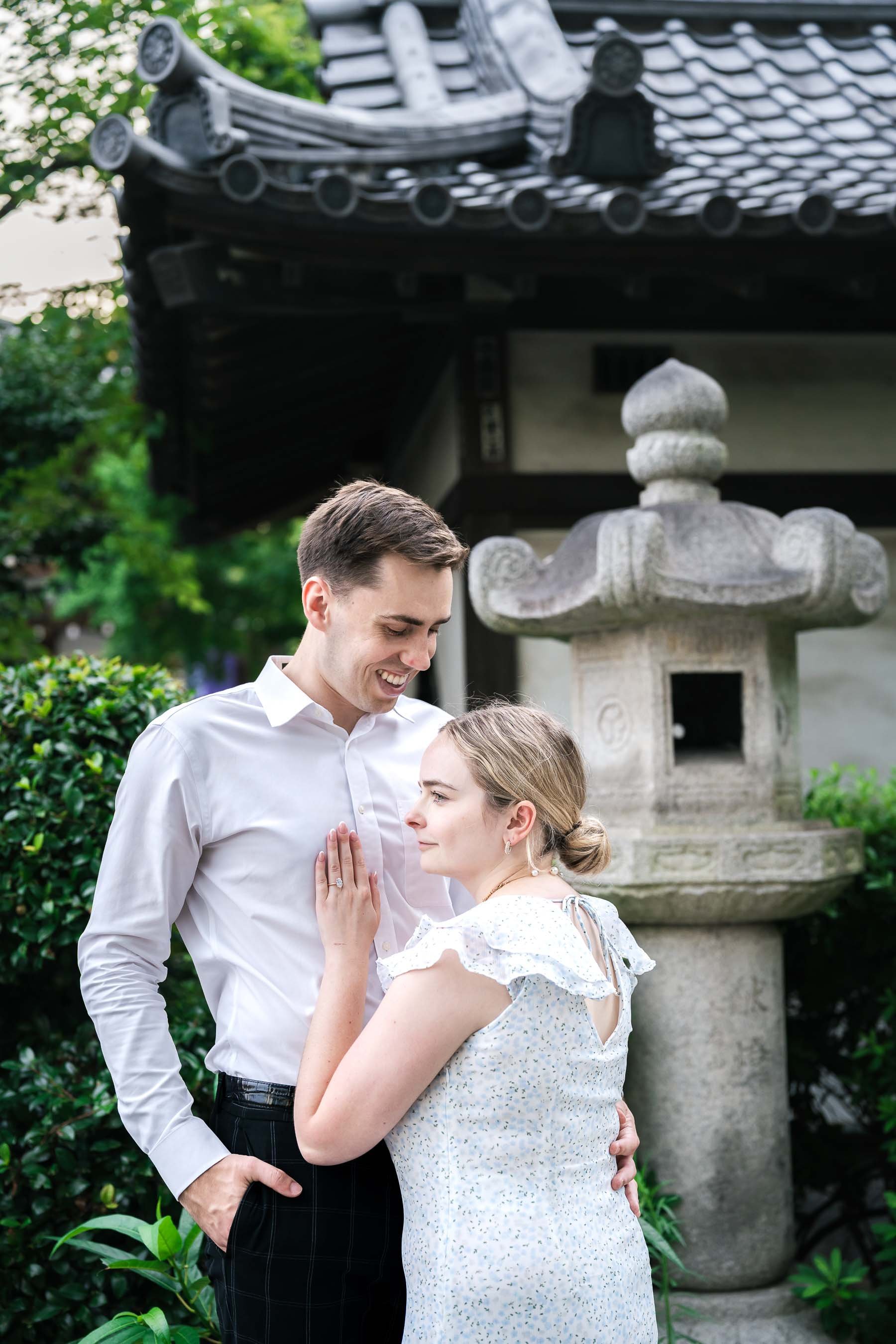 Post-proposal portrait session around Zojoji Temple Tokyo