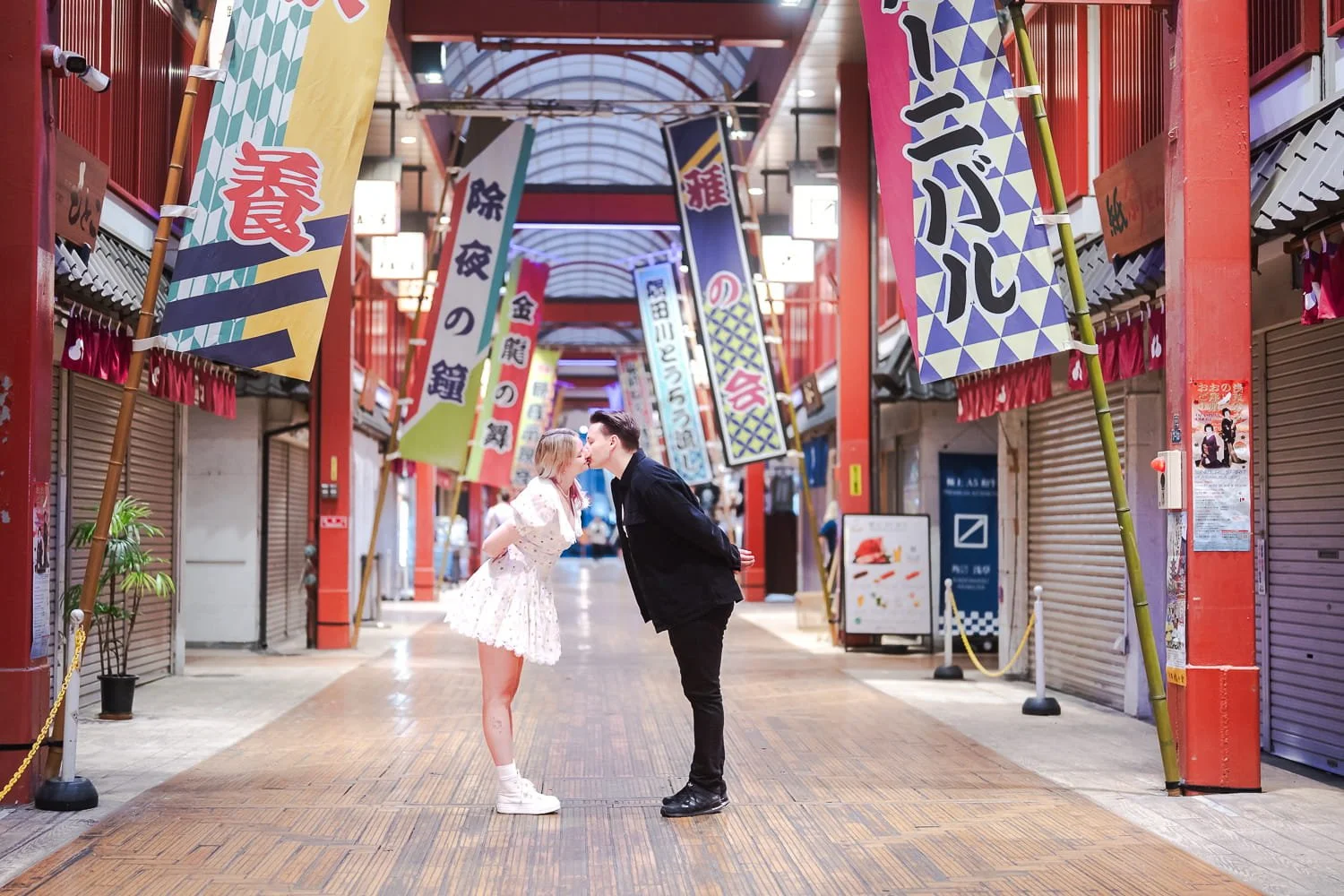 Once the crowd is gone at night, the opportunity for an amazing photography arises in Asakusa where the couple kisses each other in the middle of shopping arcade (shotengai).