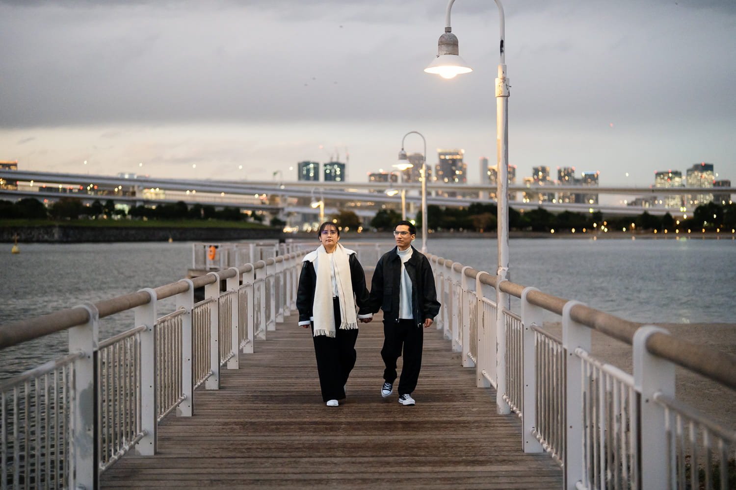 Post-engagement relaxed photoshoot near Odaiba beach where the couple strolling along the bridge.