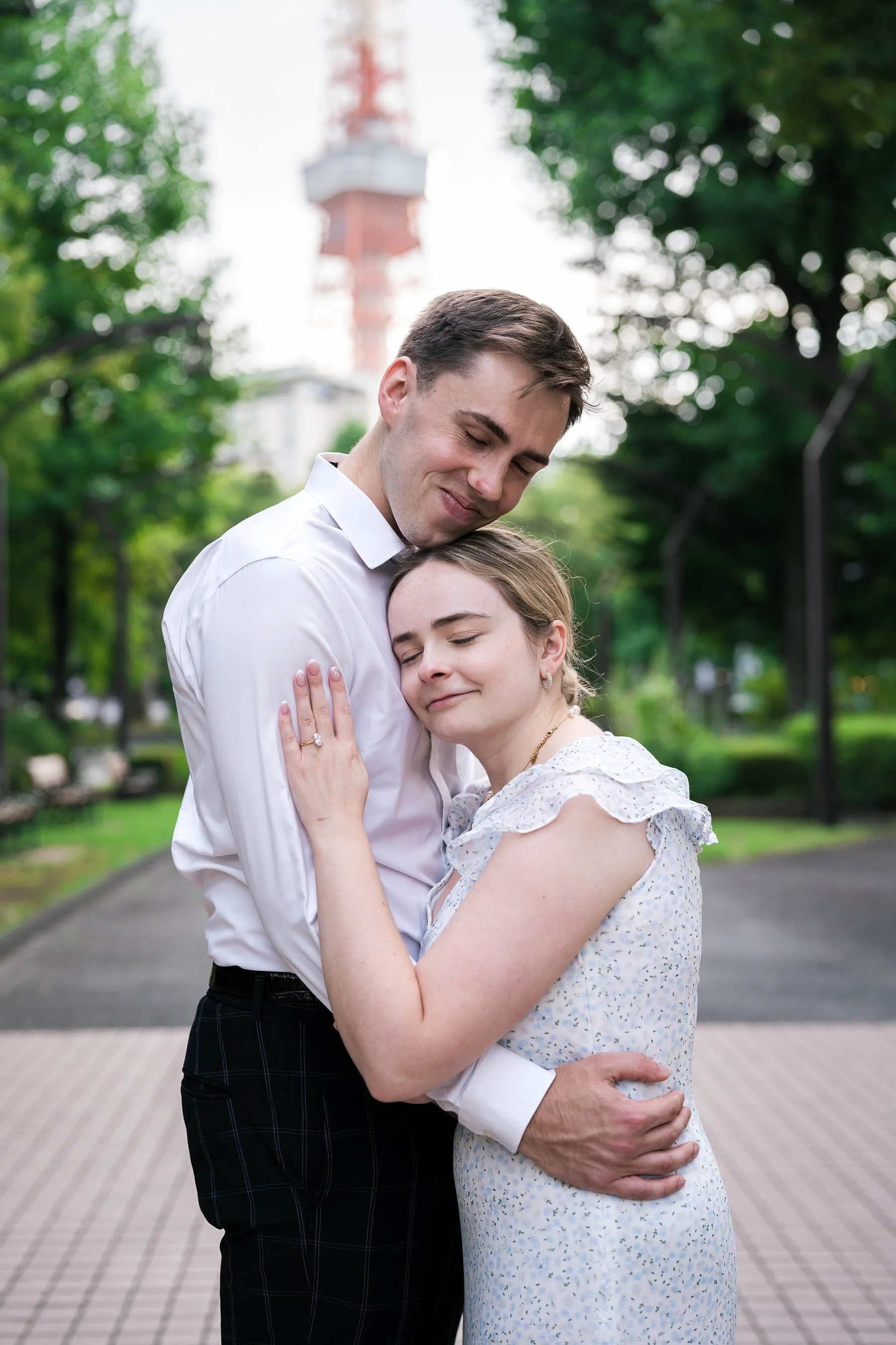 Engagement photos with Tokyo Tower in the background at Shiba Park