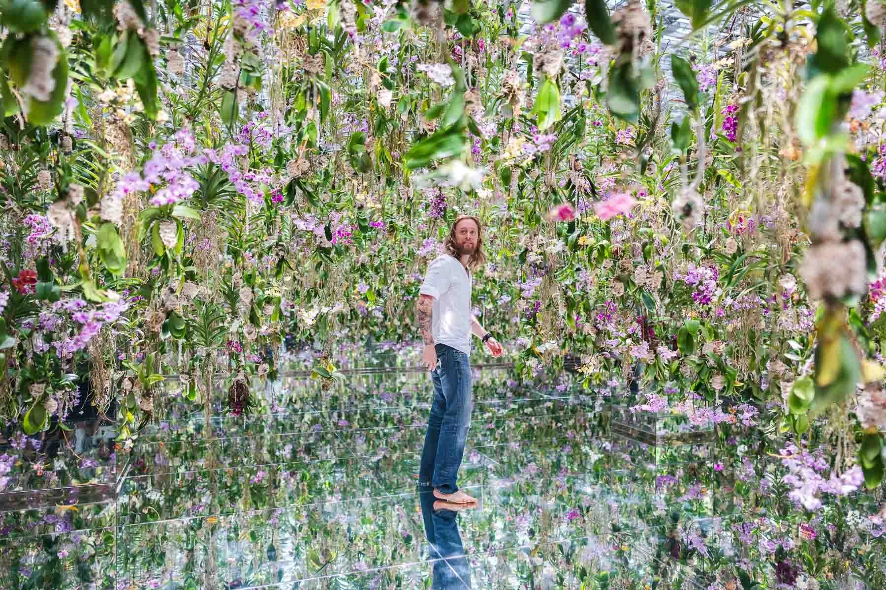 Teamlab Planet photoshoot of an American solo traveler in Tokyo