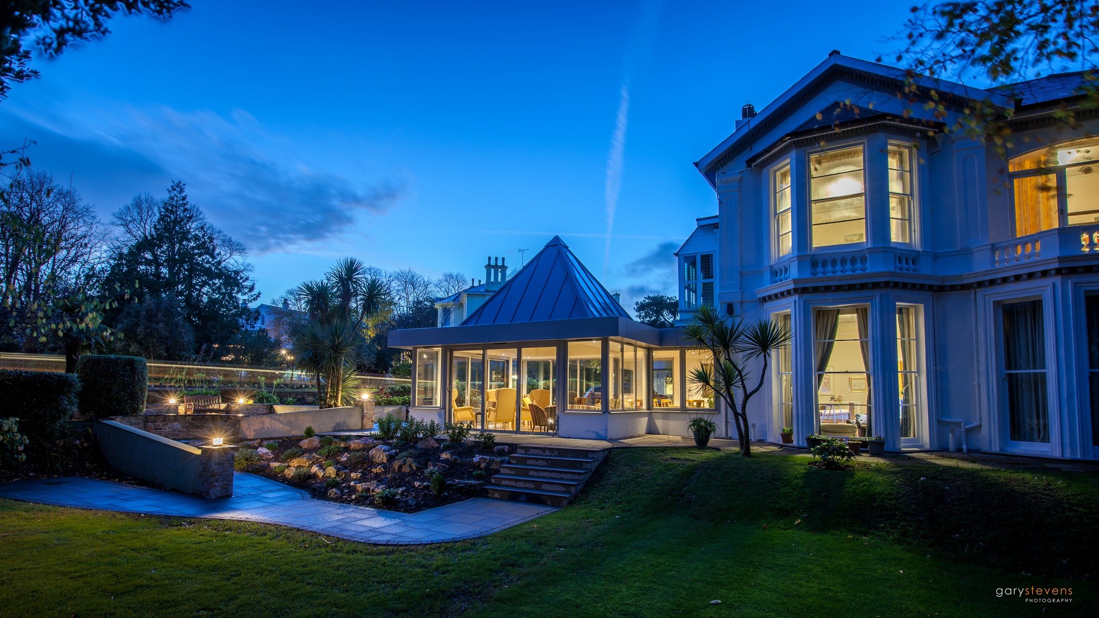 The cold, crisp air and clear skies last night reminded me of this great shot of our project in Wellswood, Torquay. ❄️ 

Stay warm and a very Happy Friday all! 🔥 

#planningpermission
#sustainabledesign
#moderndesign
#architecturephotography