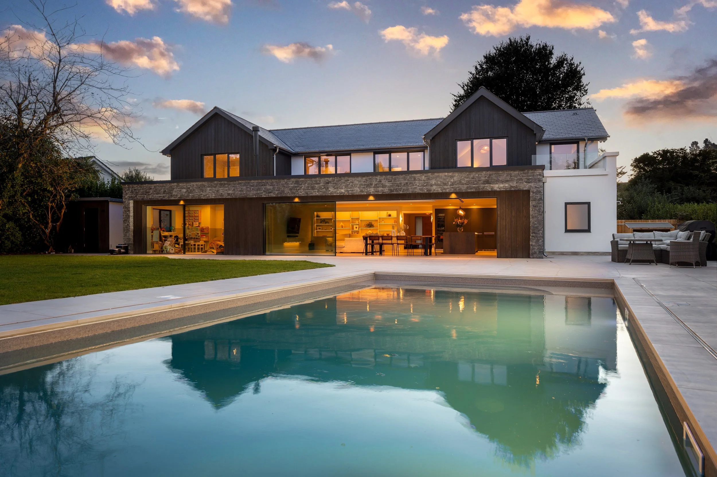 Wednesday Rewind (still not a thing yet, but I'm working on it!) 😉 

With all this warm weather, how lovely to be able to cool down in your own outdoor pool 🏊 

This project involved a whole-house makeover, enlargement and the all-important pool. I