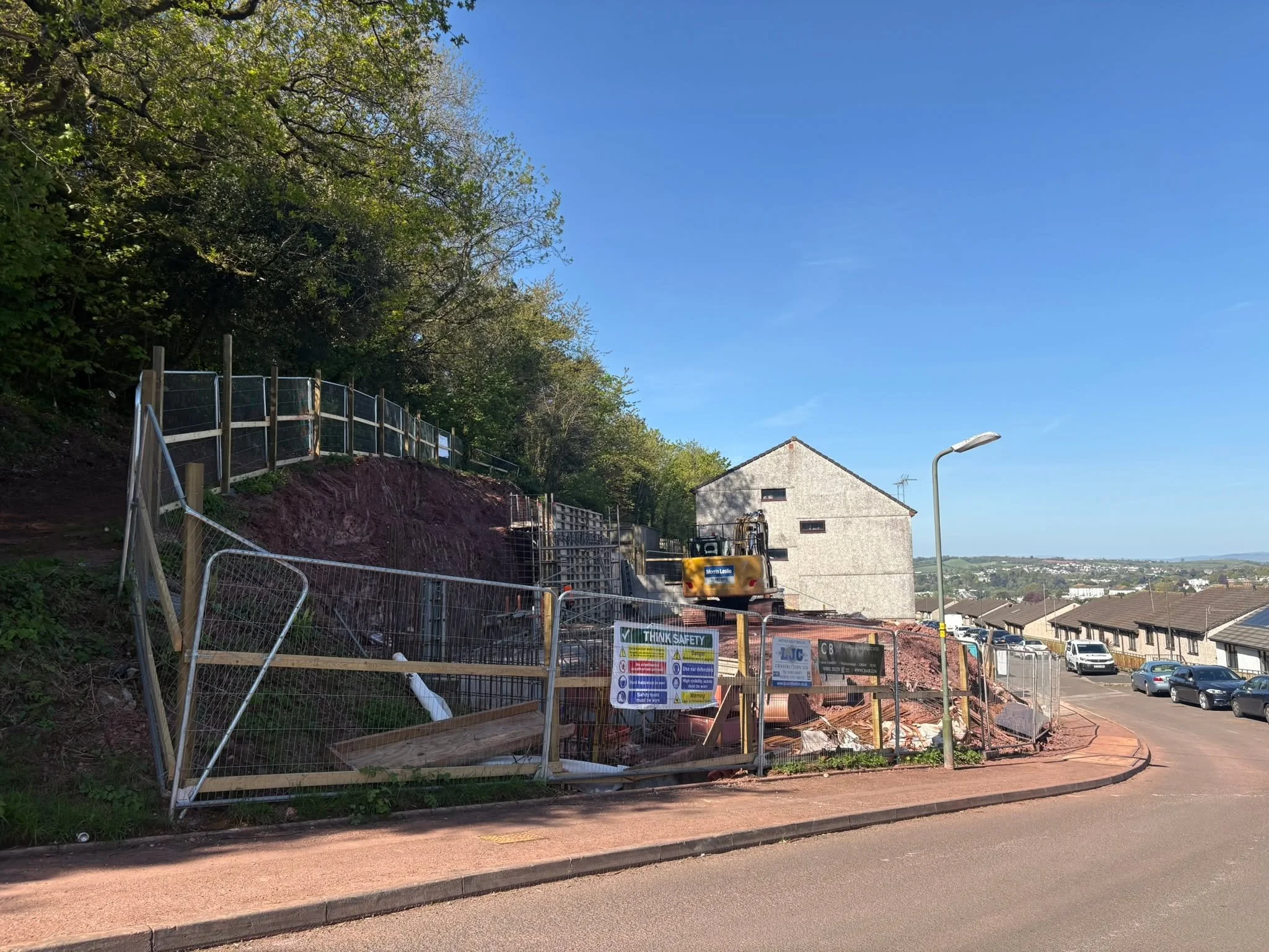Works are well under way to build three houses on this forgotton piece of land in Torquay 👏

A huge structural engineering job to get things started, perfectly designed by @ashbystructuraldesigns 

Construction is being led by the ever-capable @ljcc
