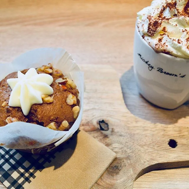 It&rsquo;s the season for hot choco and muffins 🍫 #muffin #carrotcake #chocolate #hotchocolate #whippedcream #maastricht #visitmaastricht #magischmaastricht